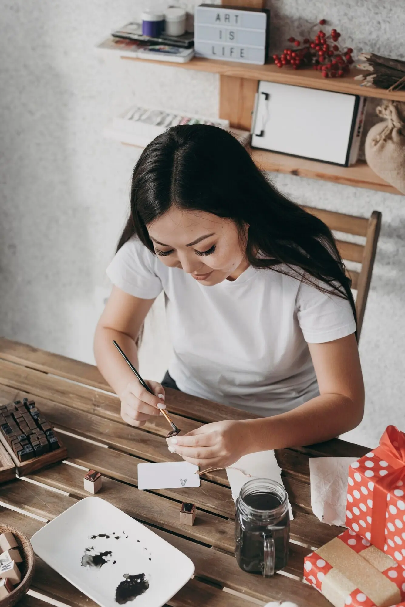 Aufnahme einer malenden Frau aus hoher Perspektive