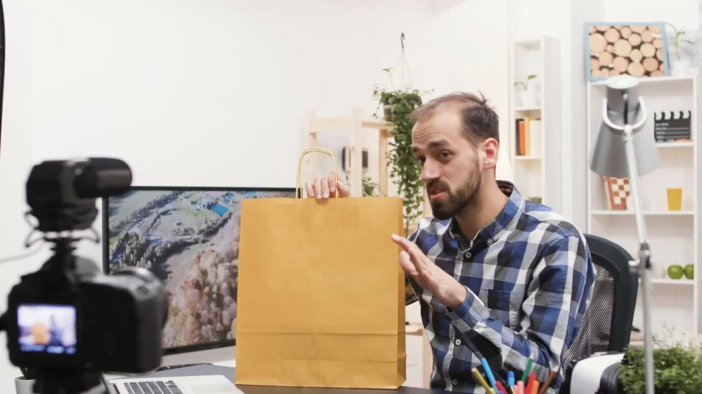 Berühmter Influencer nimmt ein Gewinnspiel für seinen Vlog auf. Kreativer Content-Creator.